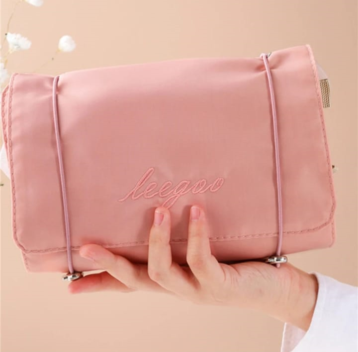 "Viaja, Maquíllate y Organízate – Con la Bolsa de Maquillaje 4 en 1"