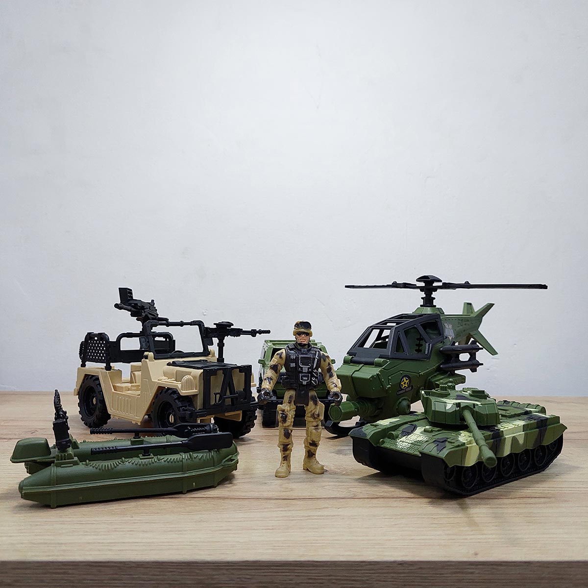 Set Militar x 6 Piezas Grandes HW-M223-1